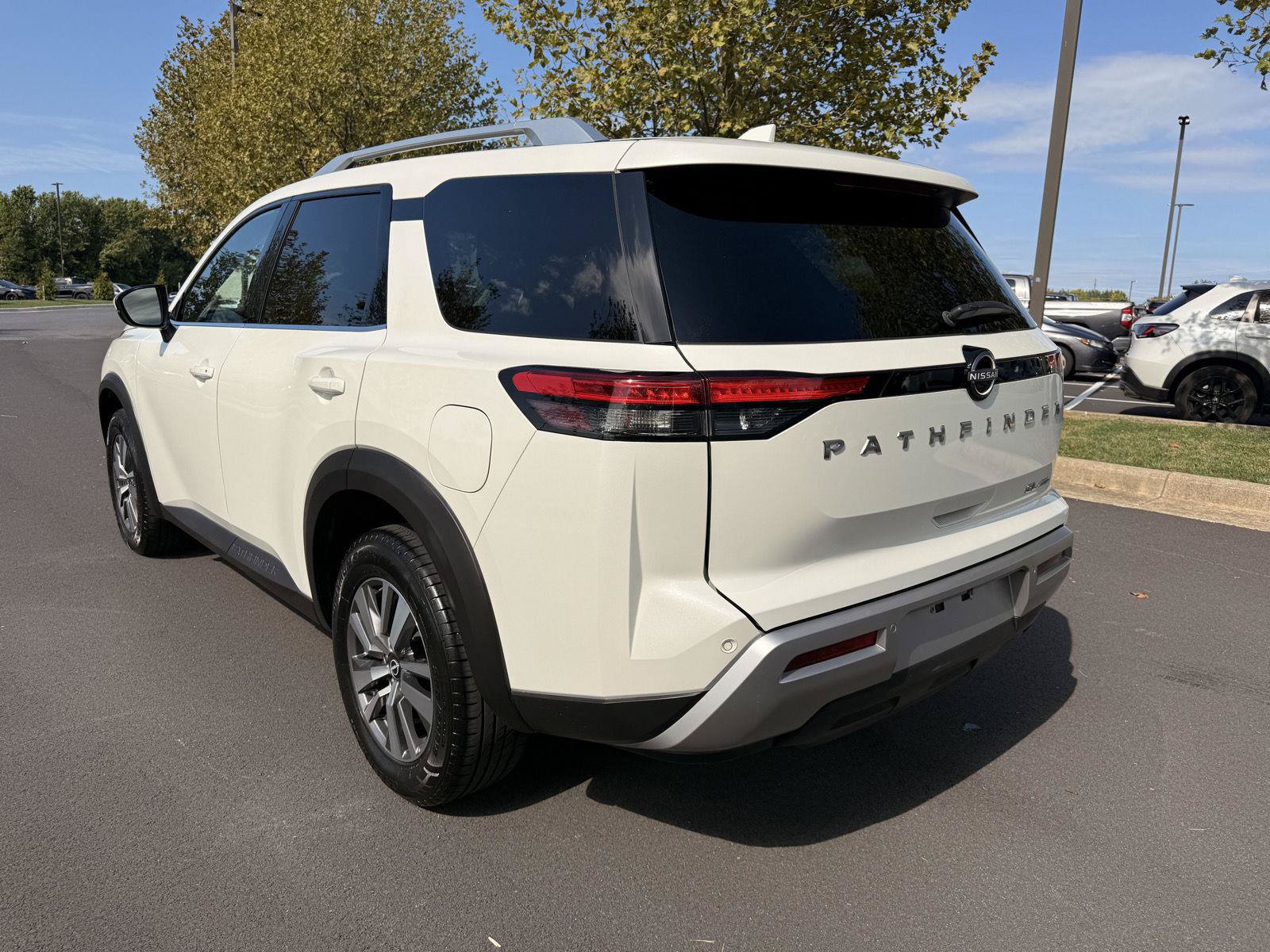 Used 2023 Nissan Pathfinder SL AWD/4WD image 7