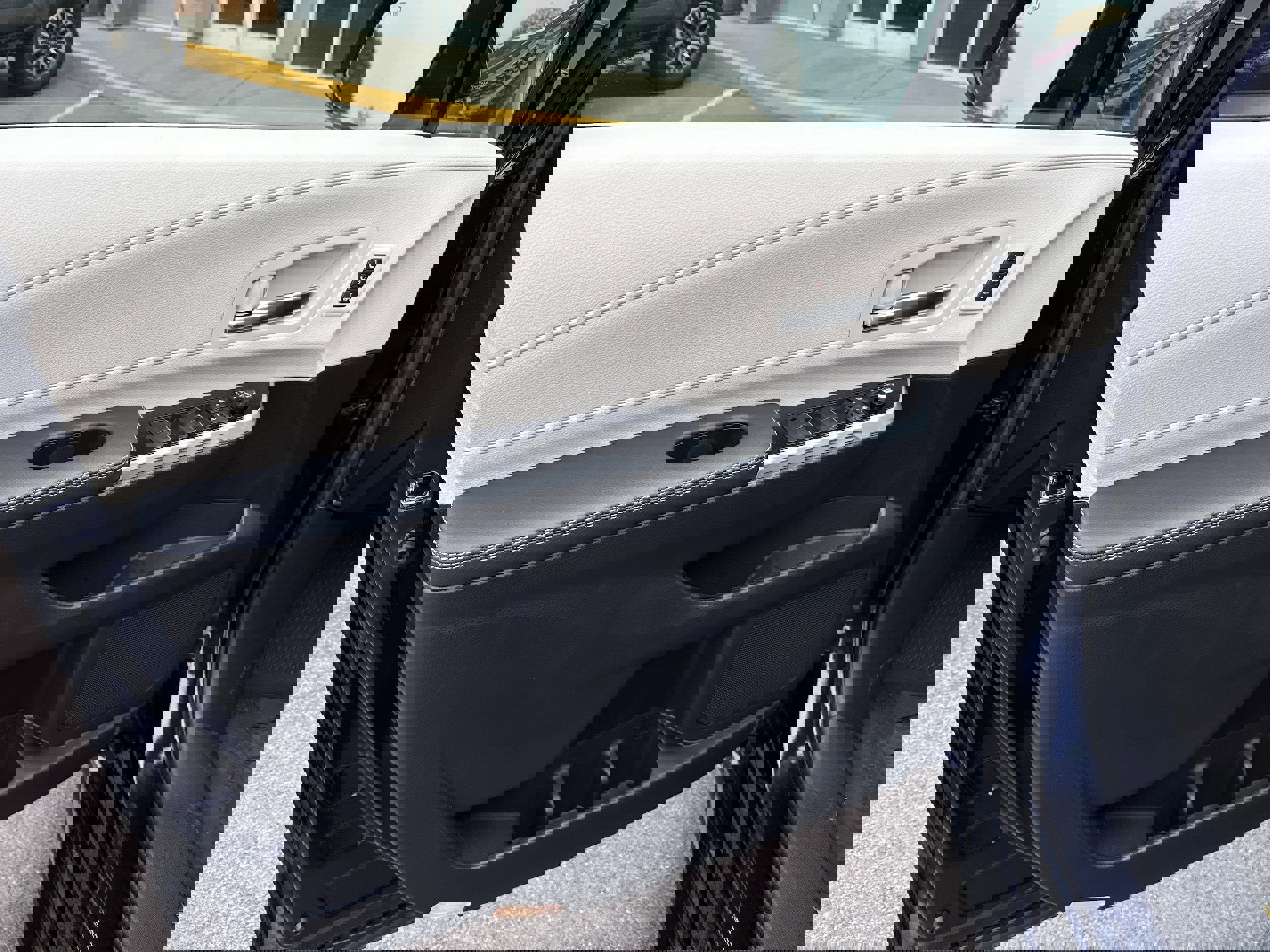 Used 2025 Toyota Sienna Platinum image 37