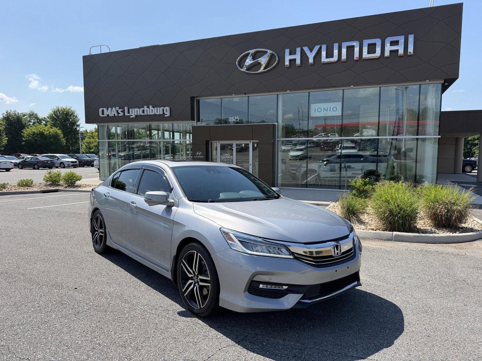 Used 2017 Honda Accord Touring image 1