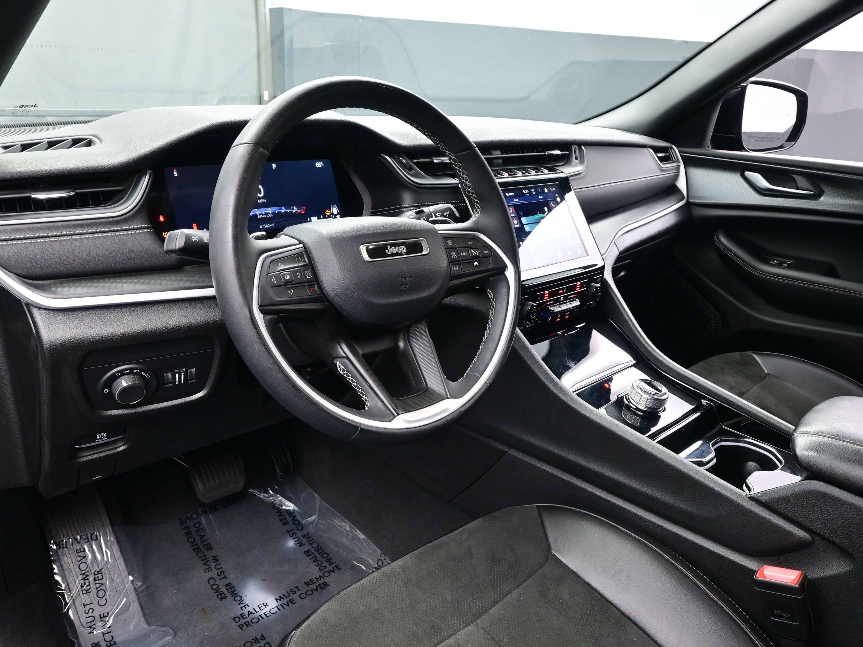 Used 2023 Jeep Grand Cherokee L Laredo image 13