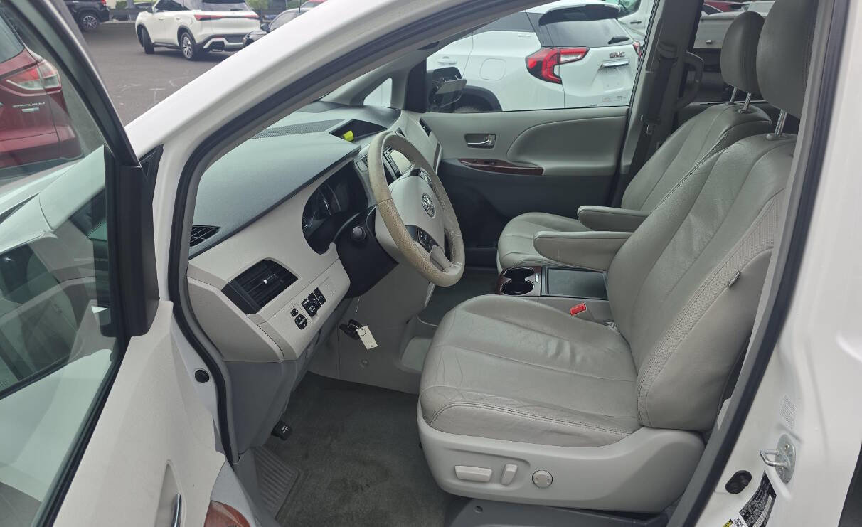 Used 2014 Toyota Sienna XLE image 21