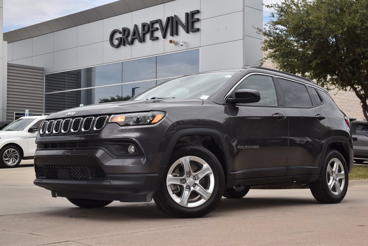 Used 2024 Jeep Compass Latitude AWD/4WD image 2