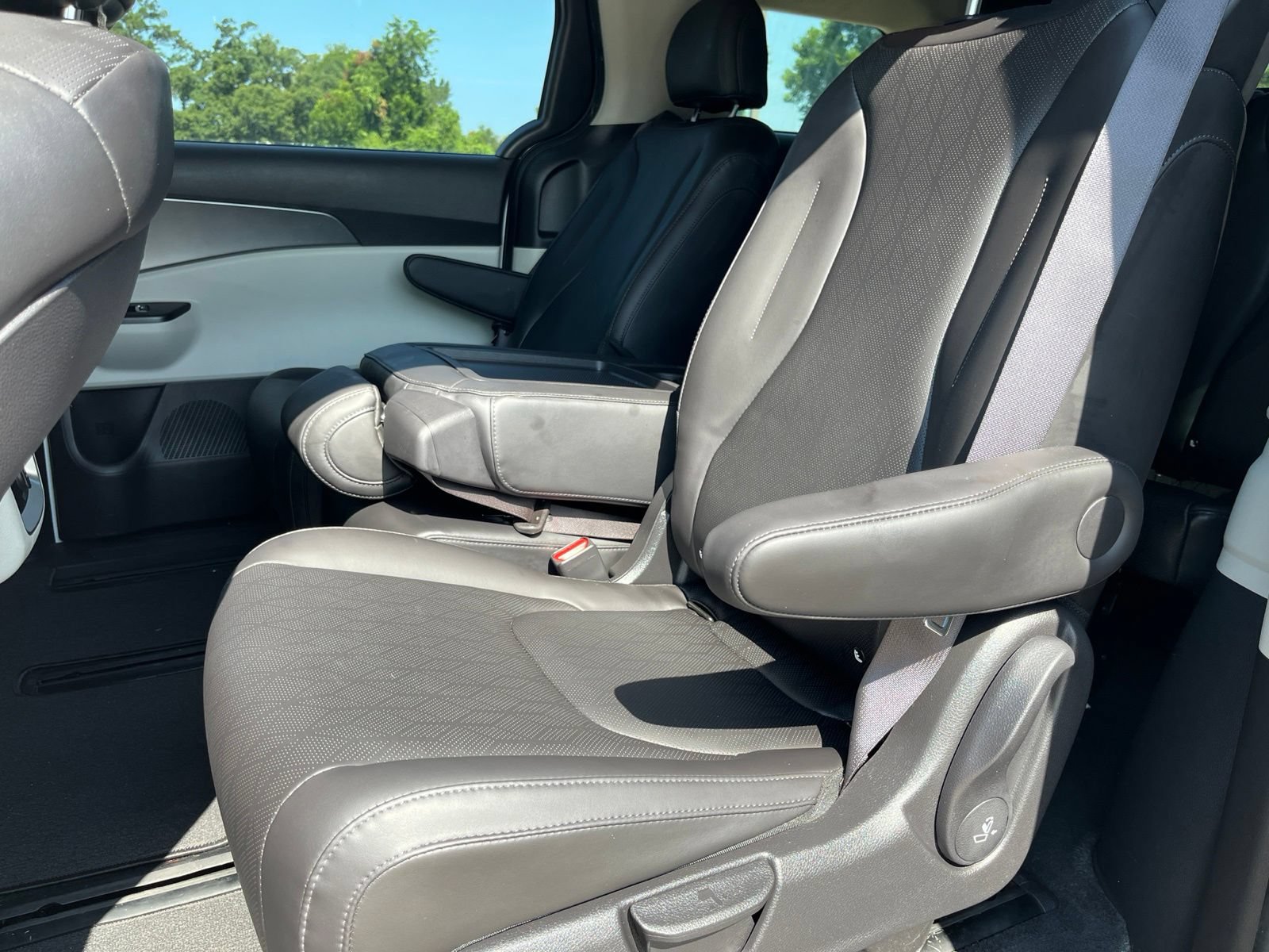 Used 2023 Kia Carnival LX FWD image 12