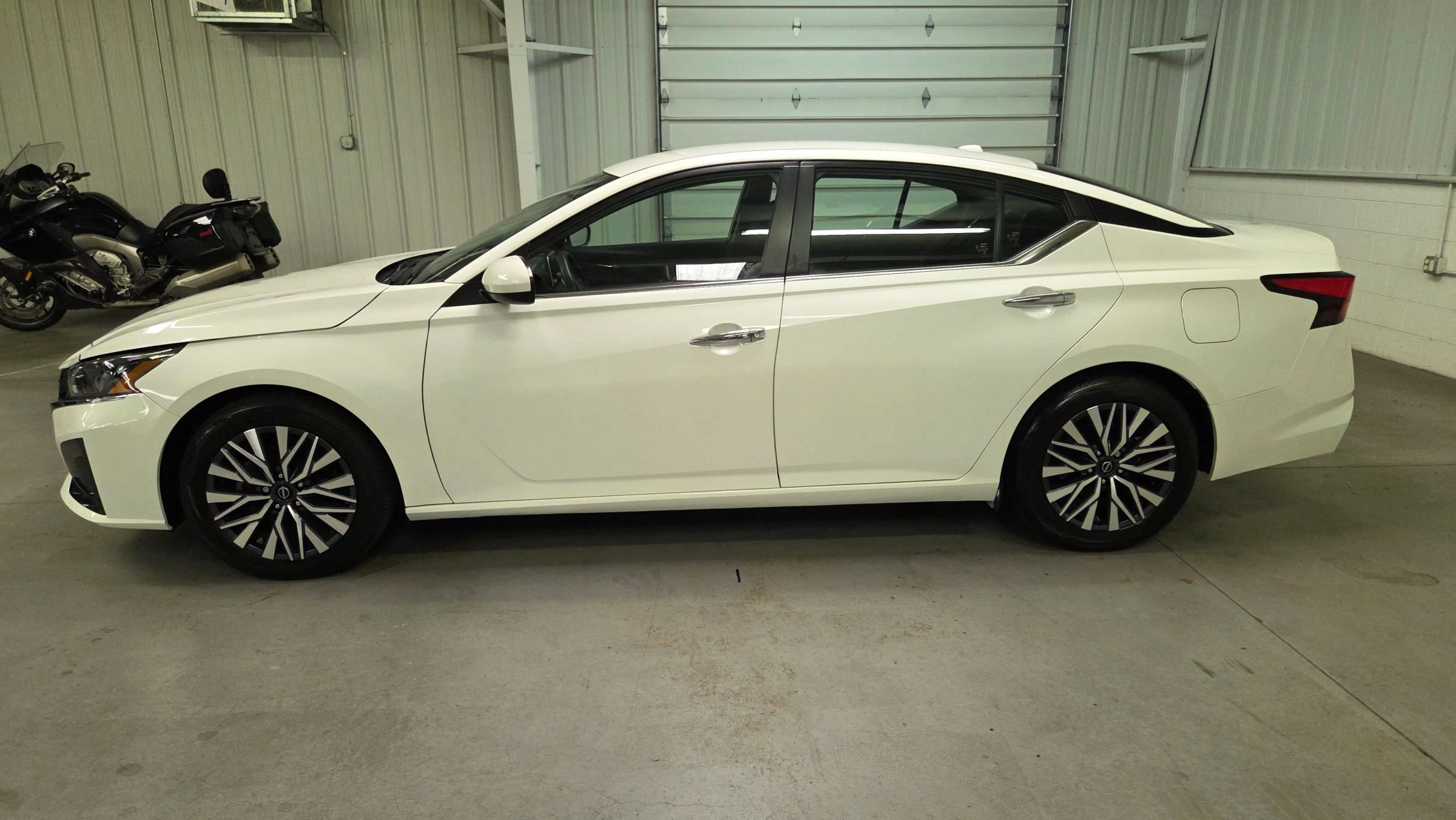 Used 2023 Nissan Altima 2.5 SV FWD image 3