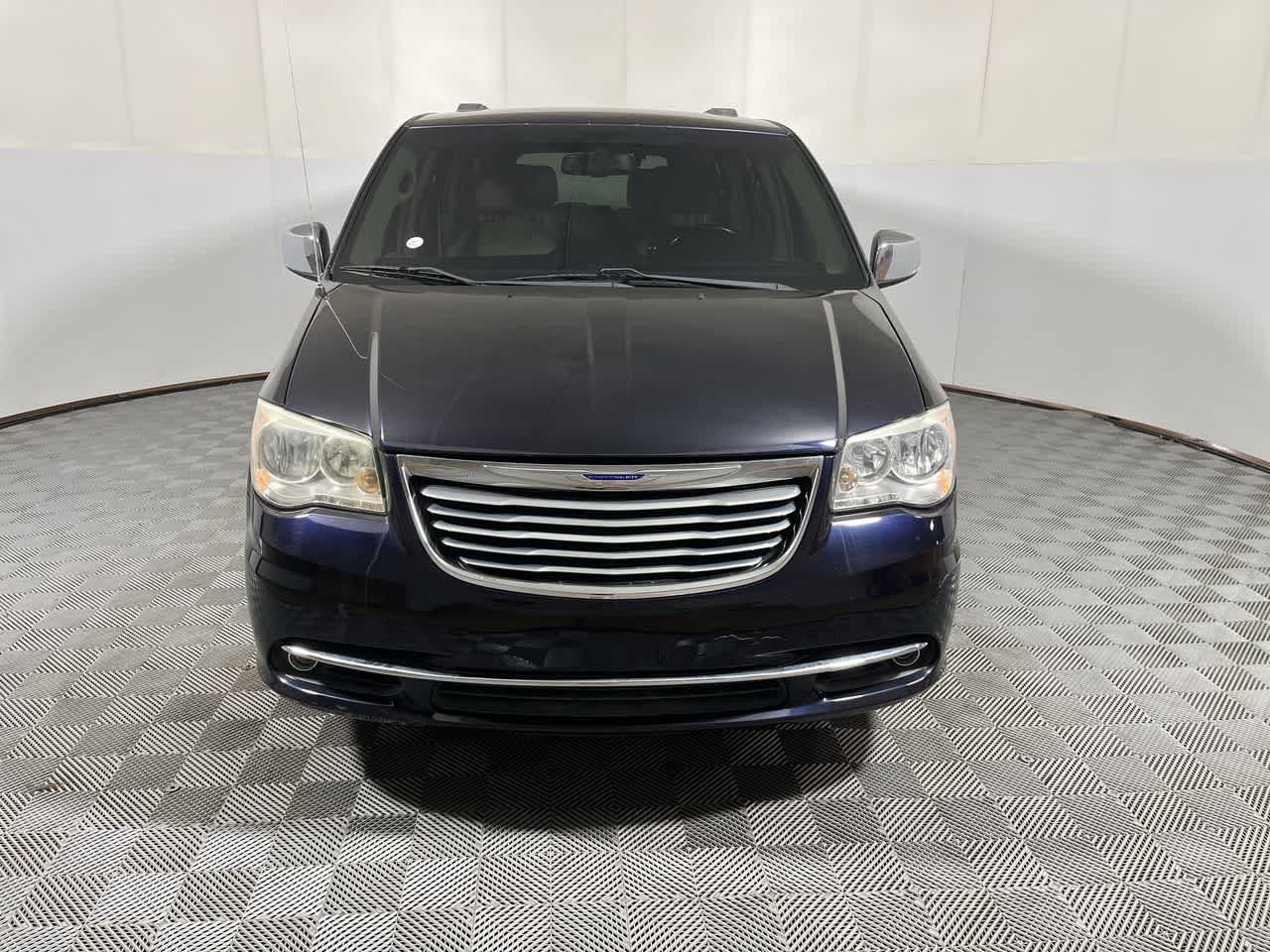 Used 2011 Chrysler Town & Country Touring-L w/ Entertainment Group #2 FWD image 3