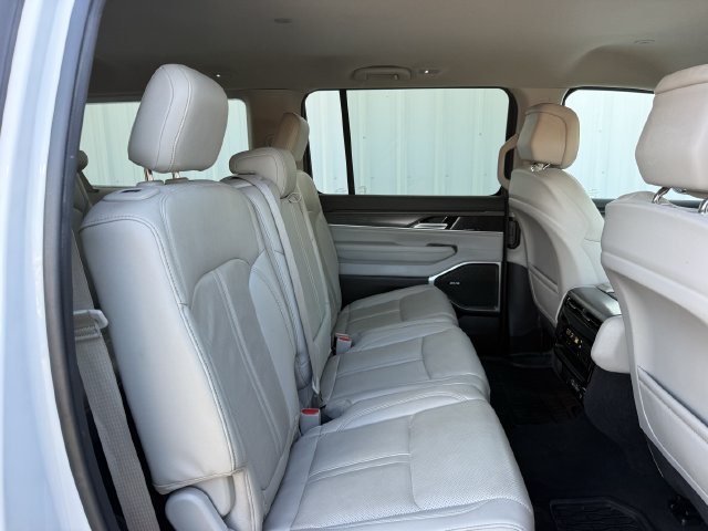 Used 2024 Jeep Wagoneer L Series II w/ Flexible Seating Group RWD image 30