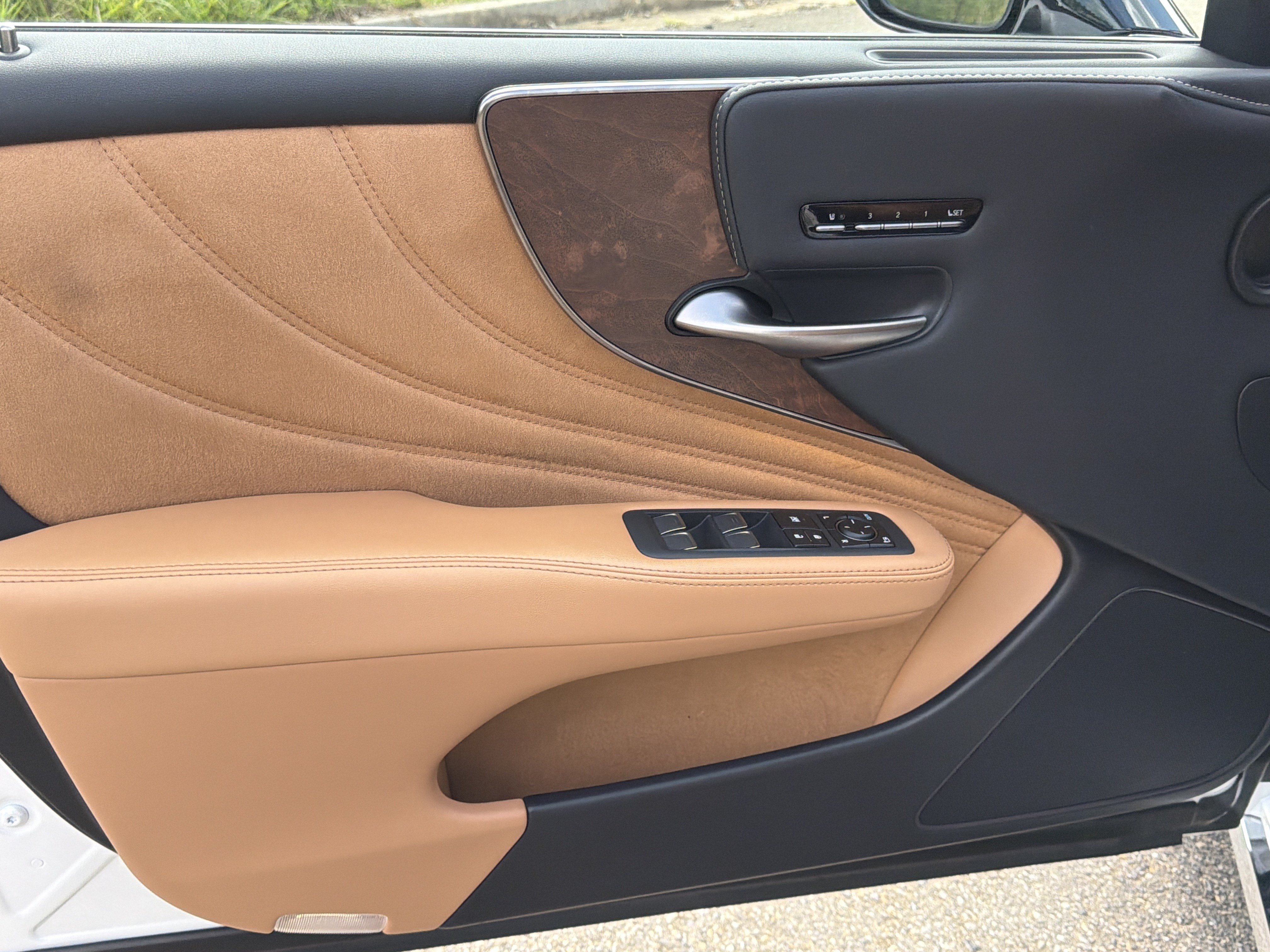 Used 2021 Lexus LS 500 w/ Accessory Package (Z2) RWD image 10
