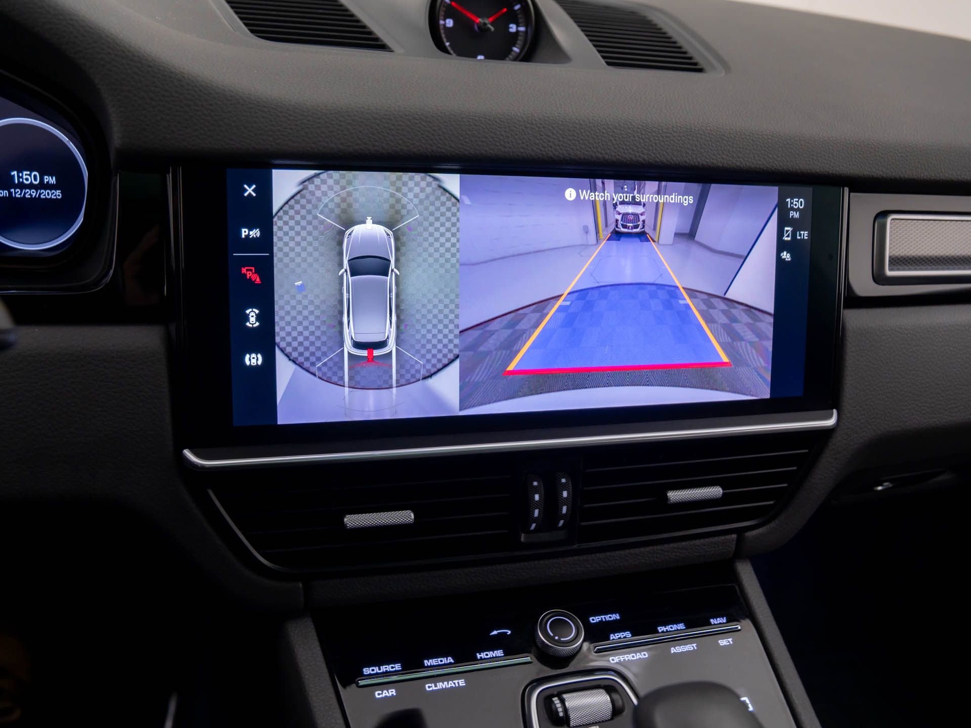 Certified 2022 Porsche Cayenne Platinum Edition image 27