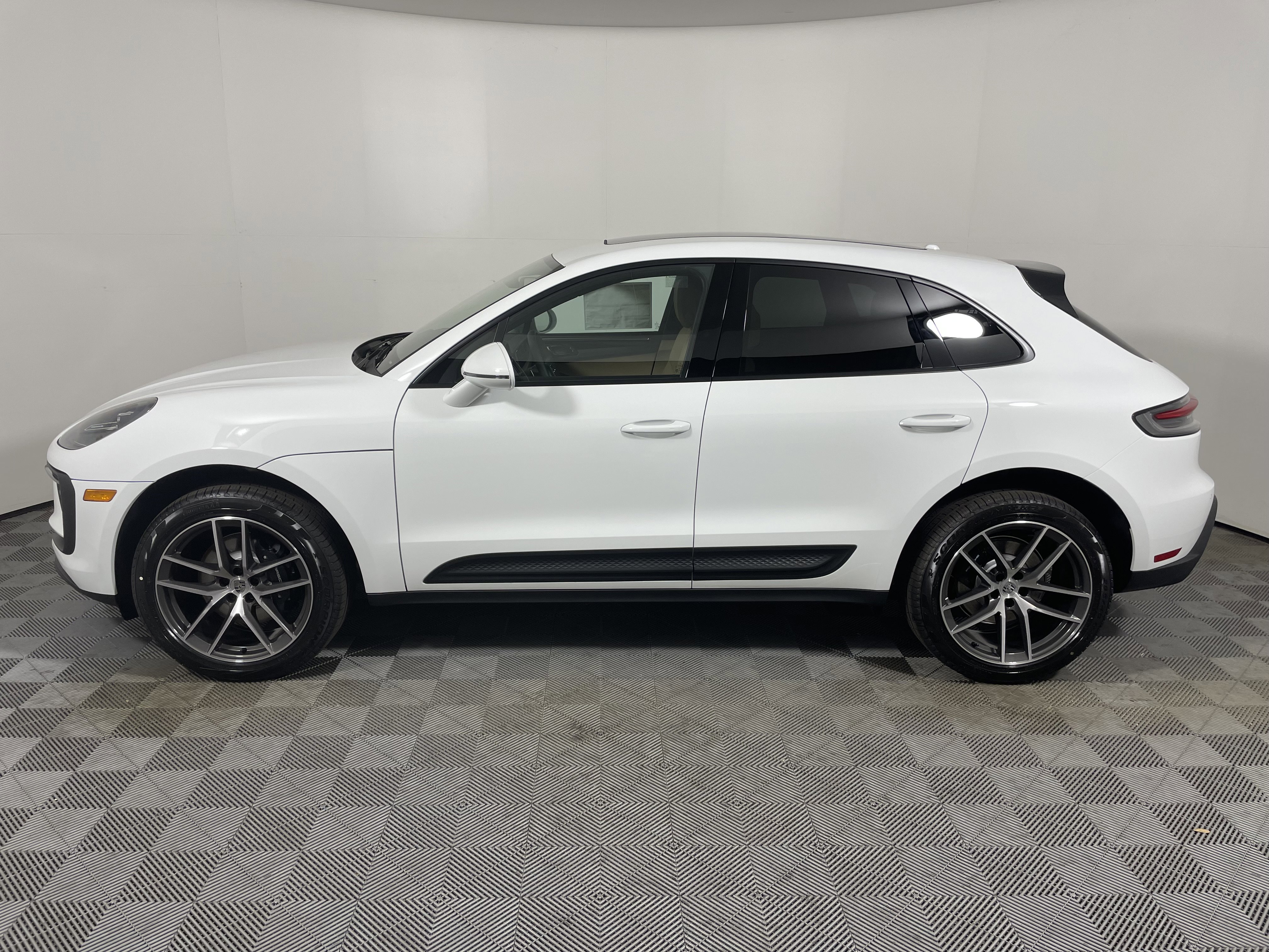 Certified 2026 Porsche Macan AWD/4WD image 2
