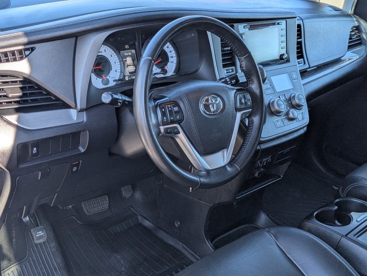 Used 2020 Toyota Sienna SE w/ Nightshade Edition FWD image 15