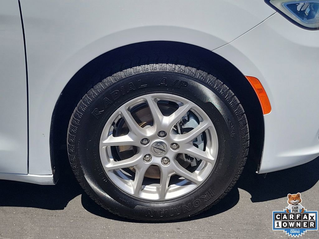 Used 2024 Chrysler Pacifica Touring-L FWD image 5