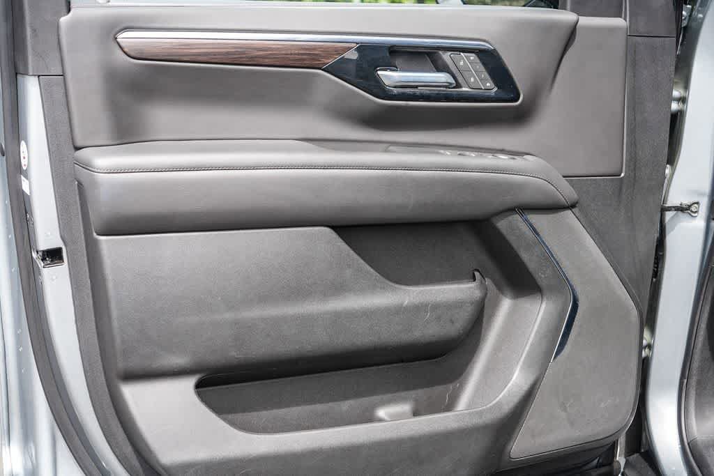 Used 2025 Chevrolet Suburban Z71 AWD/4WD image 19