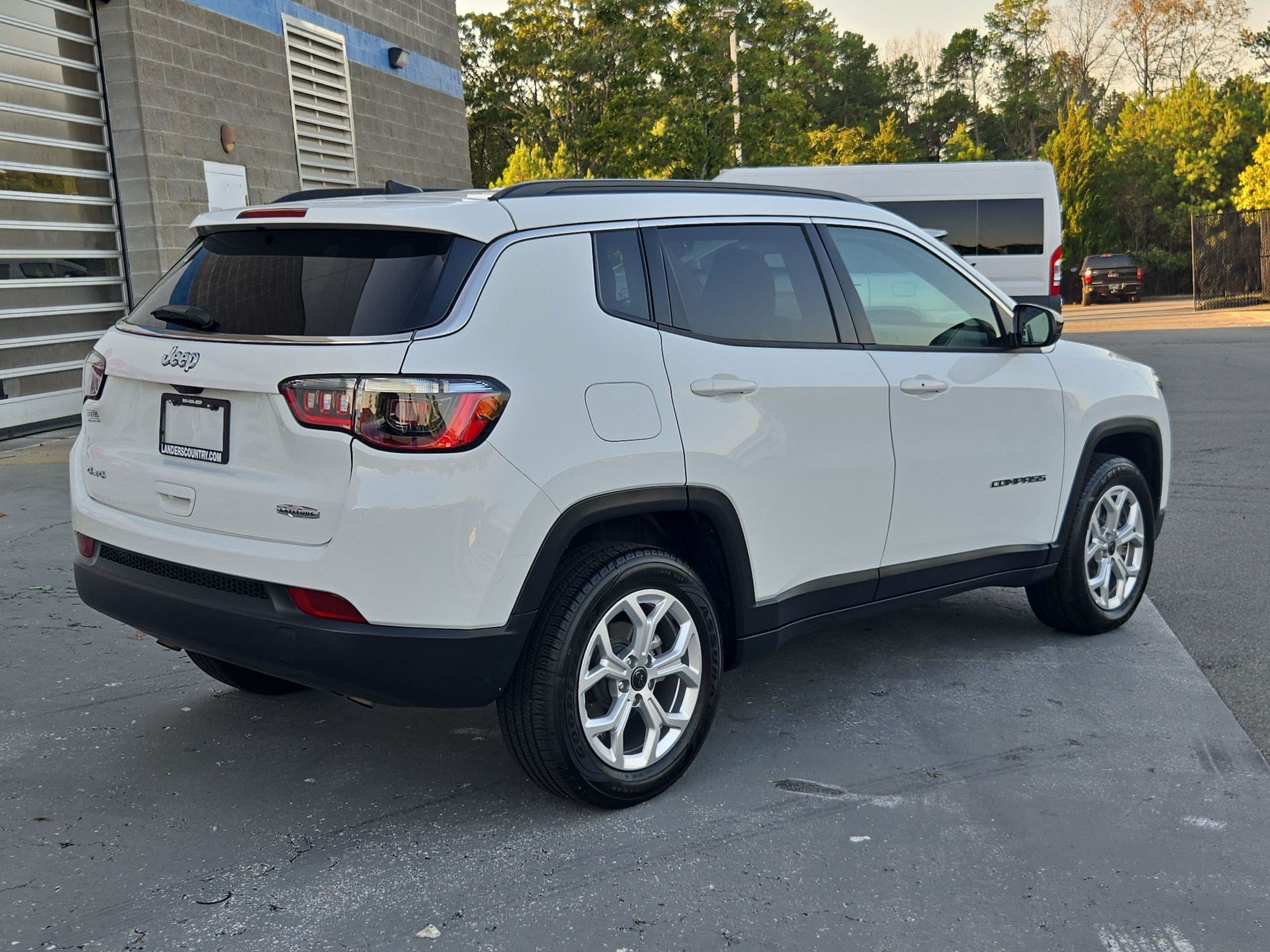 Used 2025 Jeep Compass Latitude AWD/4WD image 7