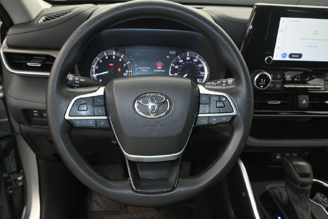Used 2023 Toyota Highlander L FWD image 5