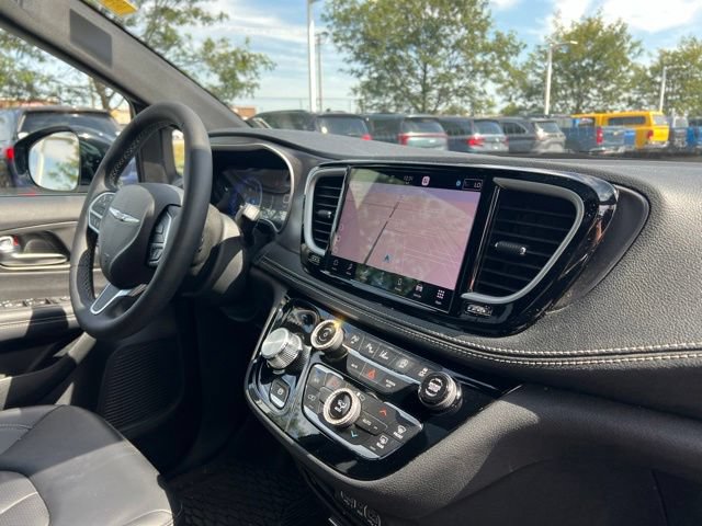 Used 2025 Chrysler Pacifica Select w/ Uconnect Theater Family Group AWD/4WD image 39