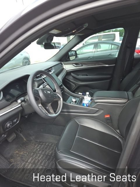 Used 2025 Jeep Grand Cherokee Limited w/ Black Appearance Package AWD/4WD image 9