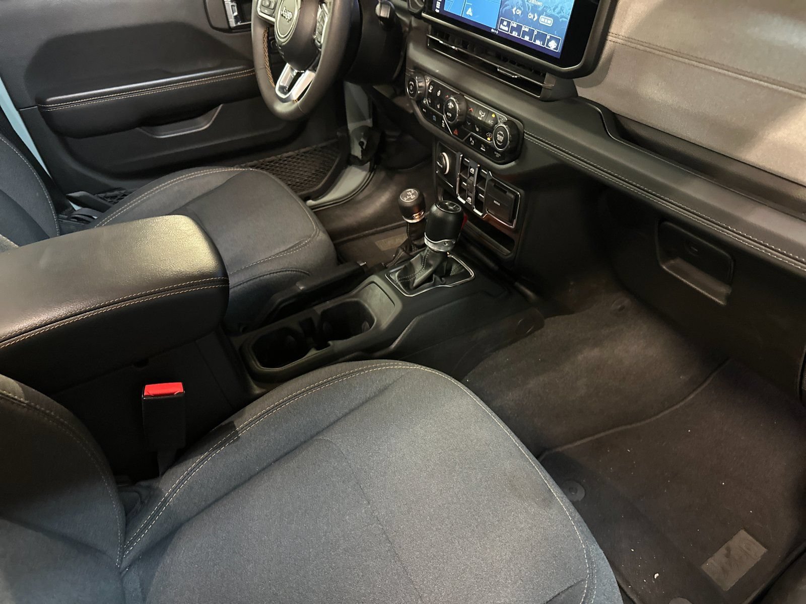 Used 2024 Jeep Wrangler Unlimited Sahara w/ Technology Group AWD/4WD image 15