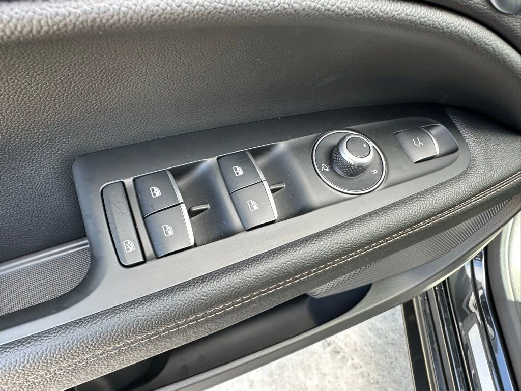 Used 2025 Alfa Romeo Stelvio Sprint AWD/4WD image 22