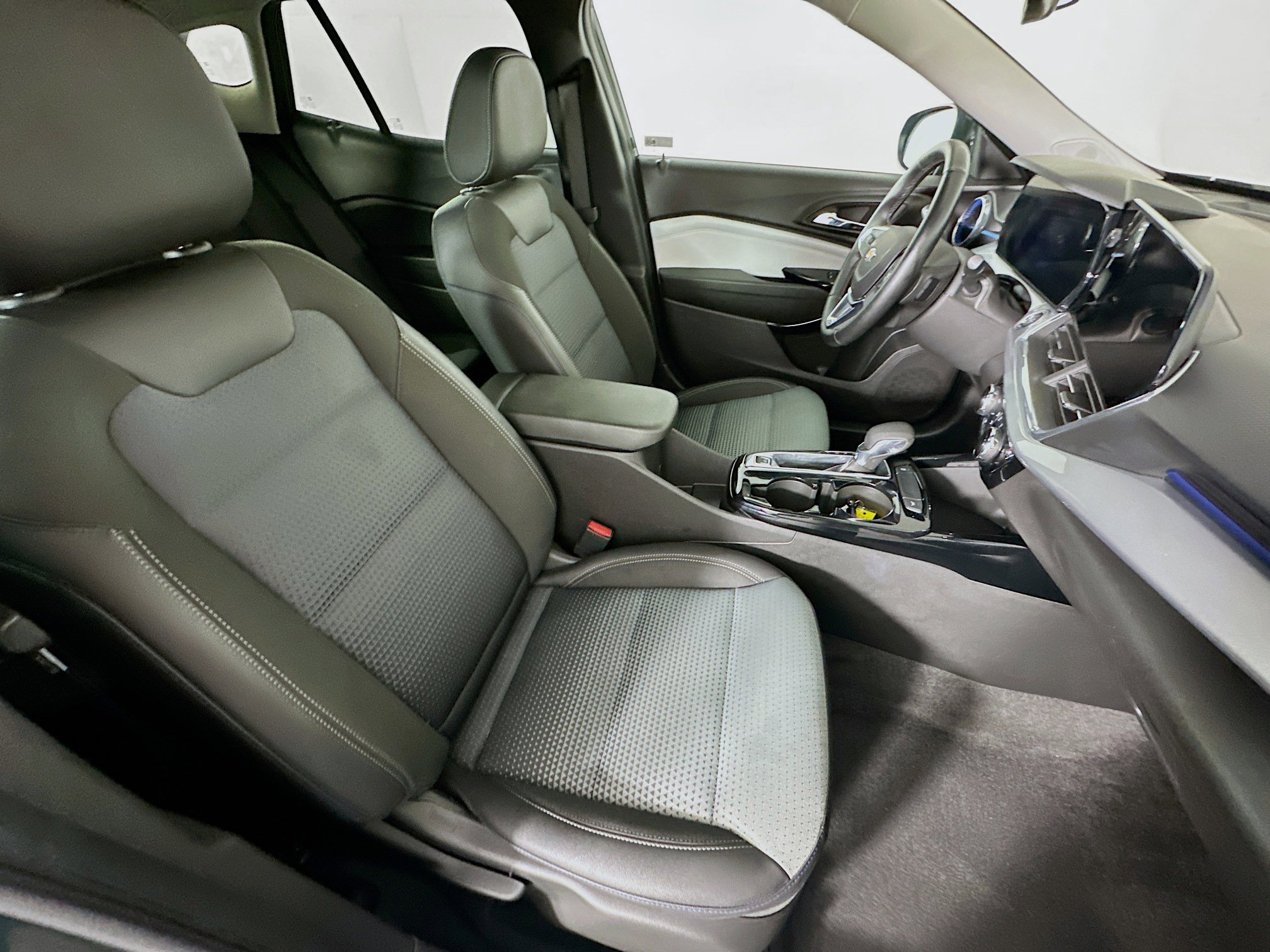 Used 2025 Chevrolet Trax LT w/ LT Convenience Package image 28