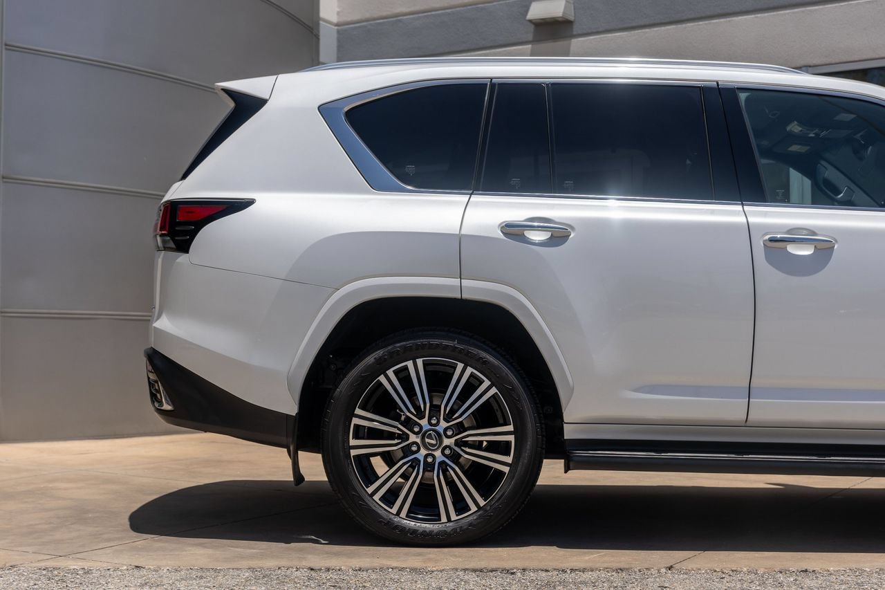 Used 2024 Lexus LX 600 4WD w/ Luxury Package image 7