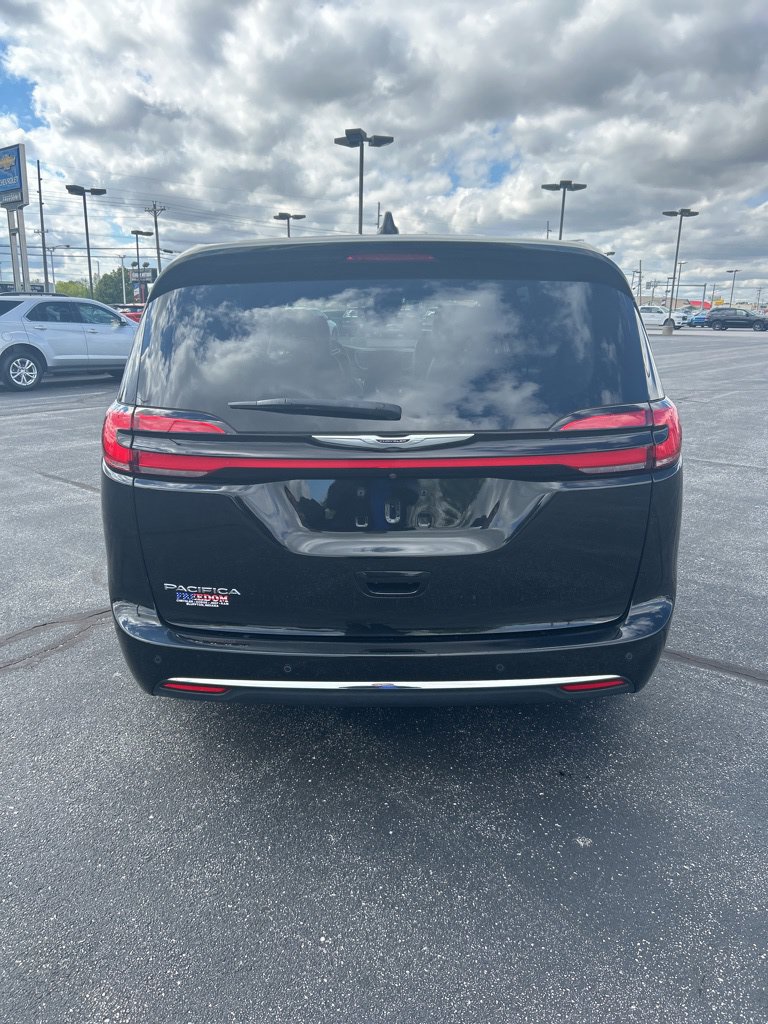 Used 2023 Chrysler Pacifica Touring-L FWD image 11