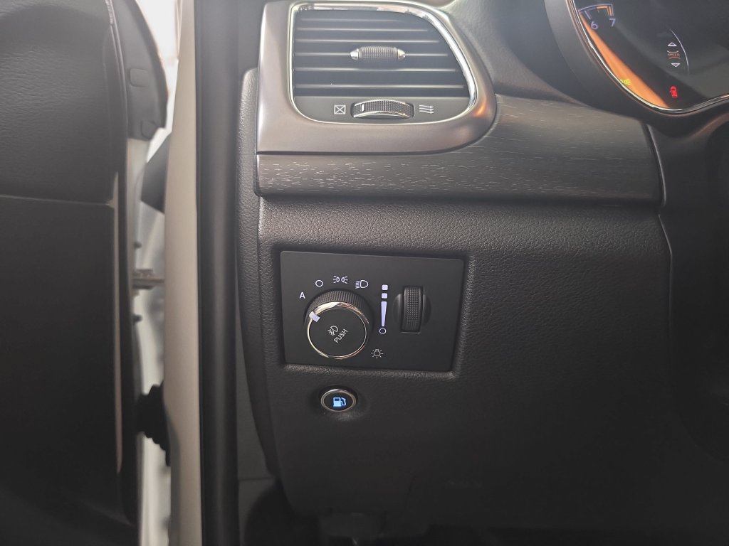 Used 2018 Jeep Grand Cherokee Laredo AWD/4WD image 26