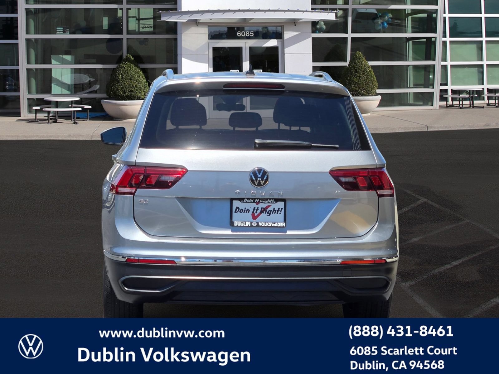 Used 2023 Volkswagen Tiguan SE w/ Panoramic Sunroof Package FWD image 5