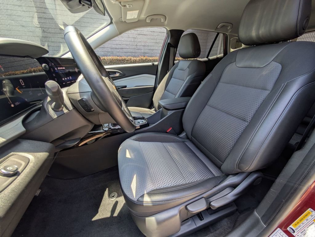 Used 2025 Chevrolet Trax LT w/ LT Convenience Package FWD image 24