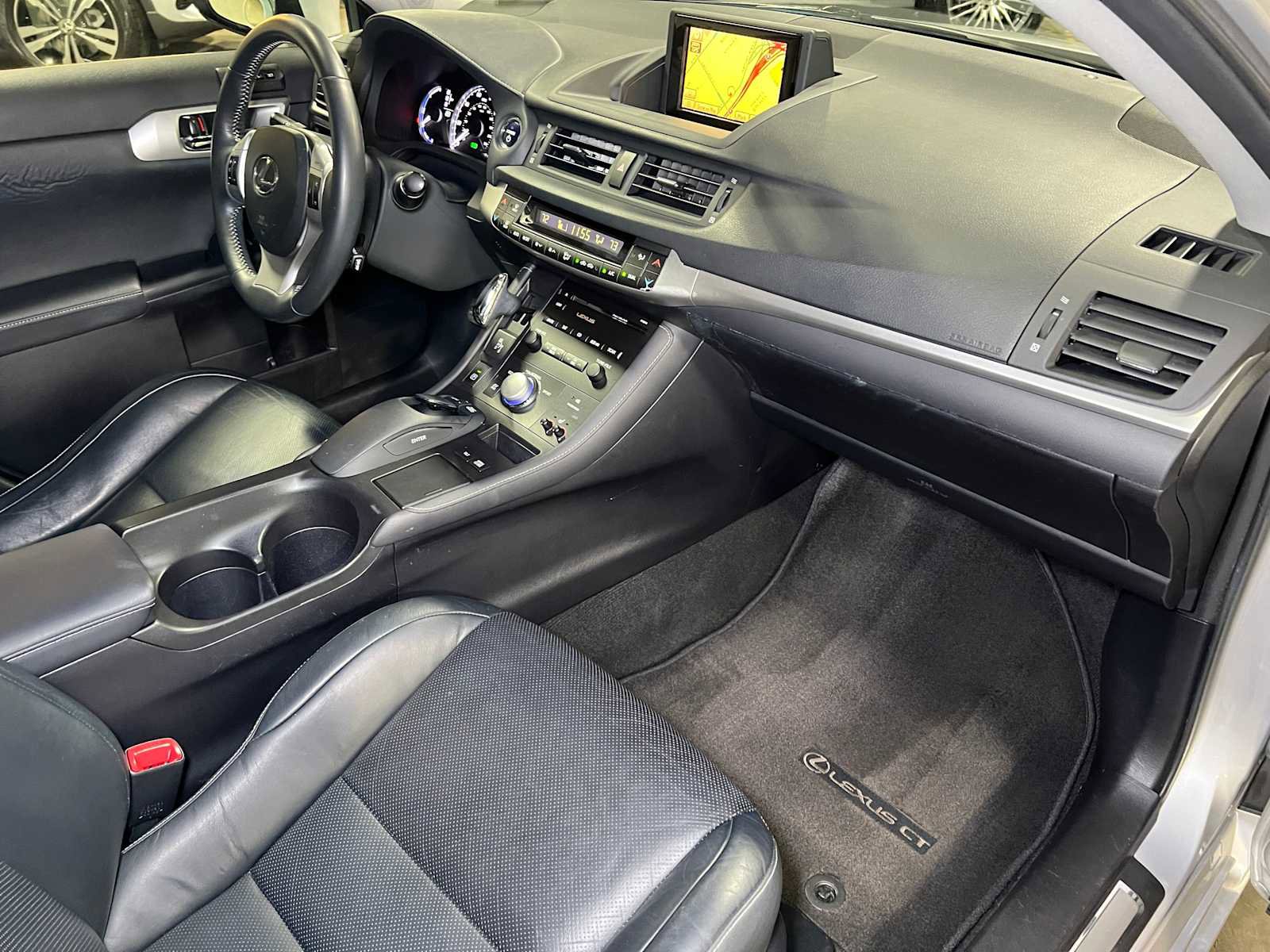Used 2011 Lexus CT 200h Premium image 11