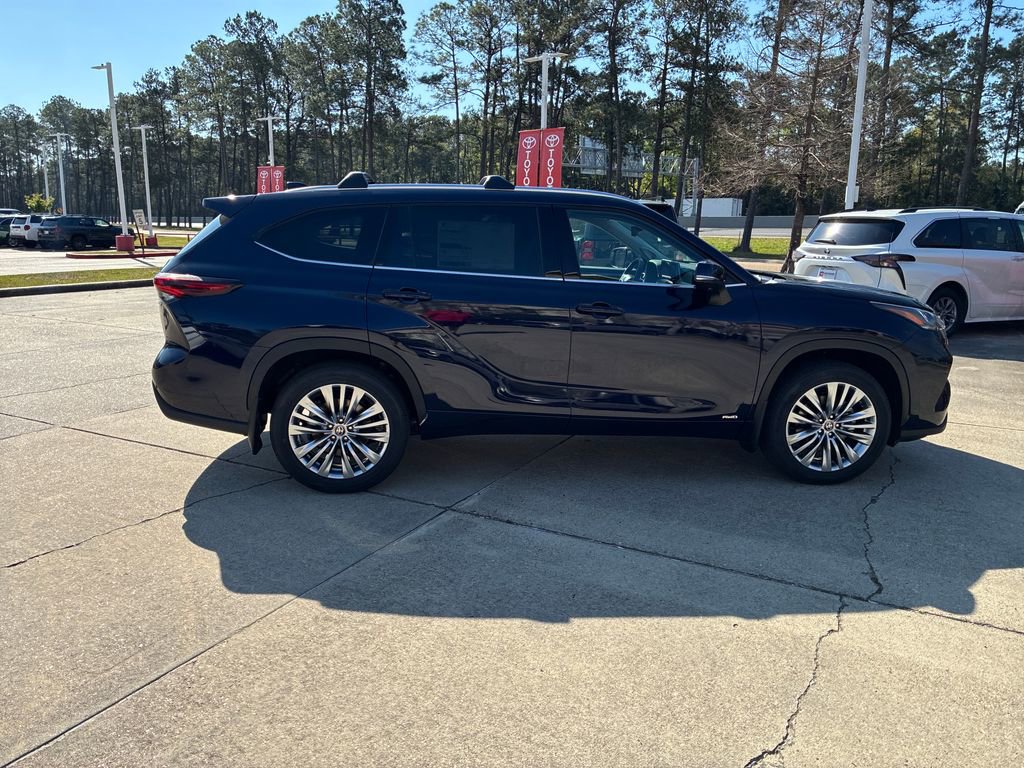 New 2026 Toyota Highlander Platinum image 8
