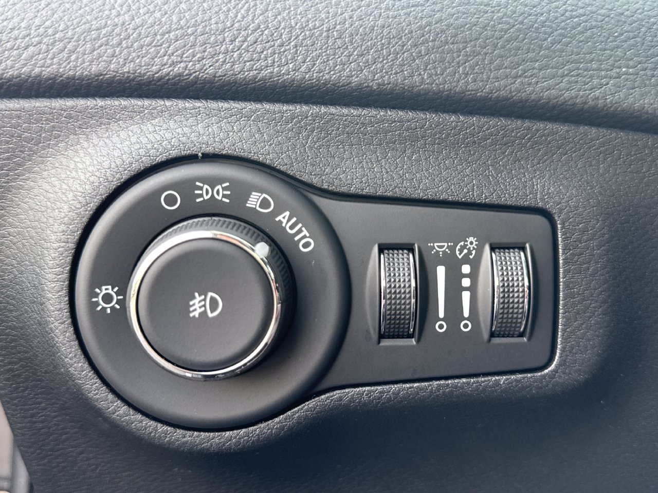 Used 2018 Jeep Compass Limited w/ Navigation Group FWD image 16