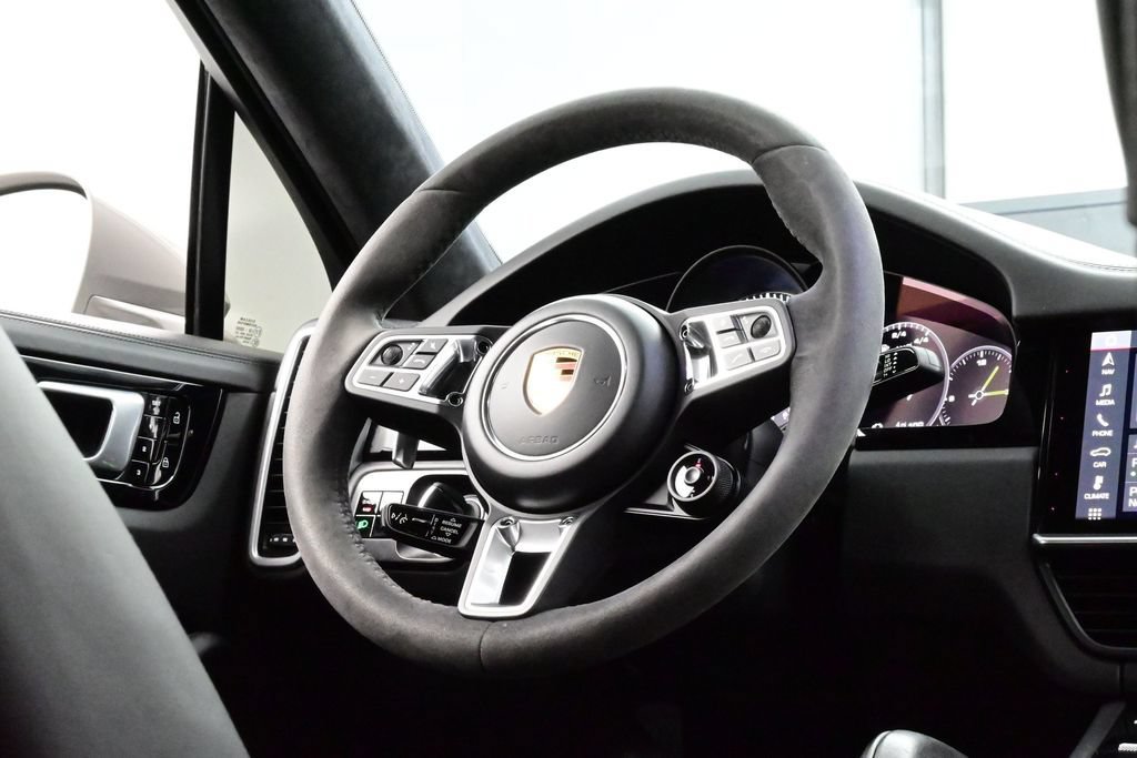 Certified 2021 Porsche Cayenne Turbo S w/ Lightweight Sport Package AWD/4WD image 21