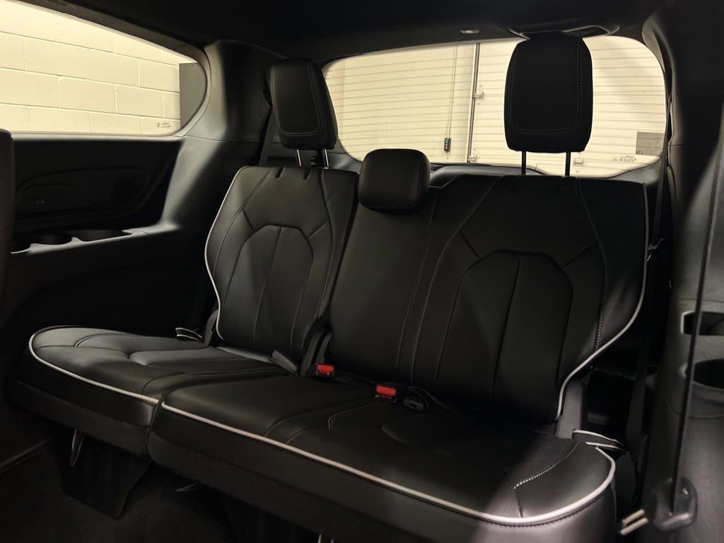 New 2027 Chrysler Pacifica Limited FWD image 9