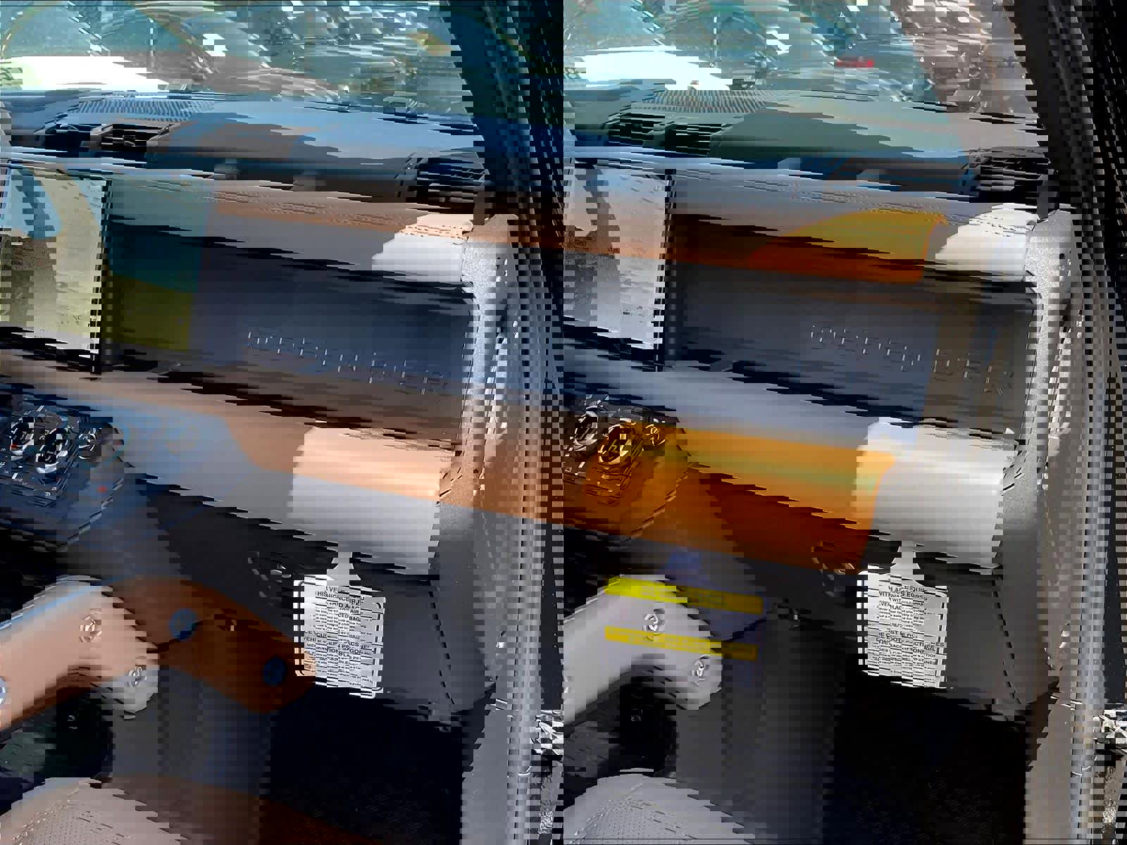 New 2025 Land Rover Defender 90 V8 image 28