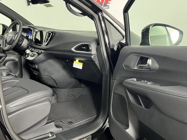 New 2026 Chrysler Voyager LX image 29