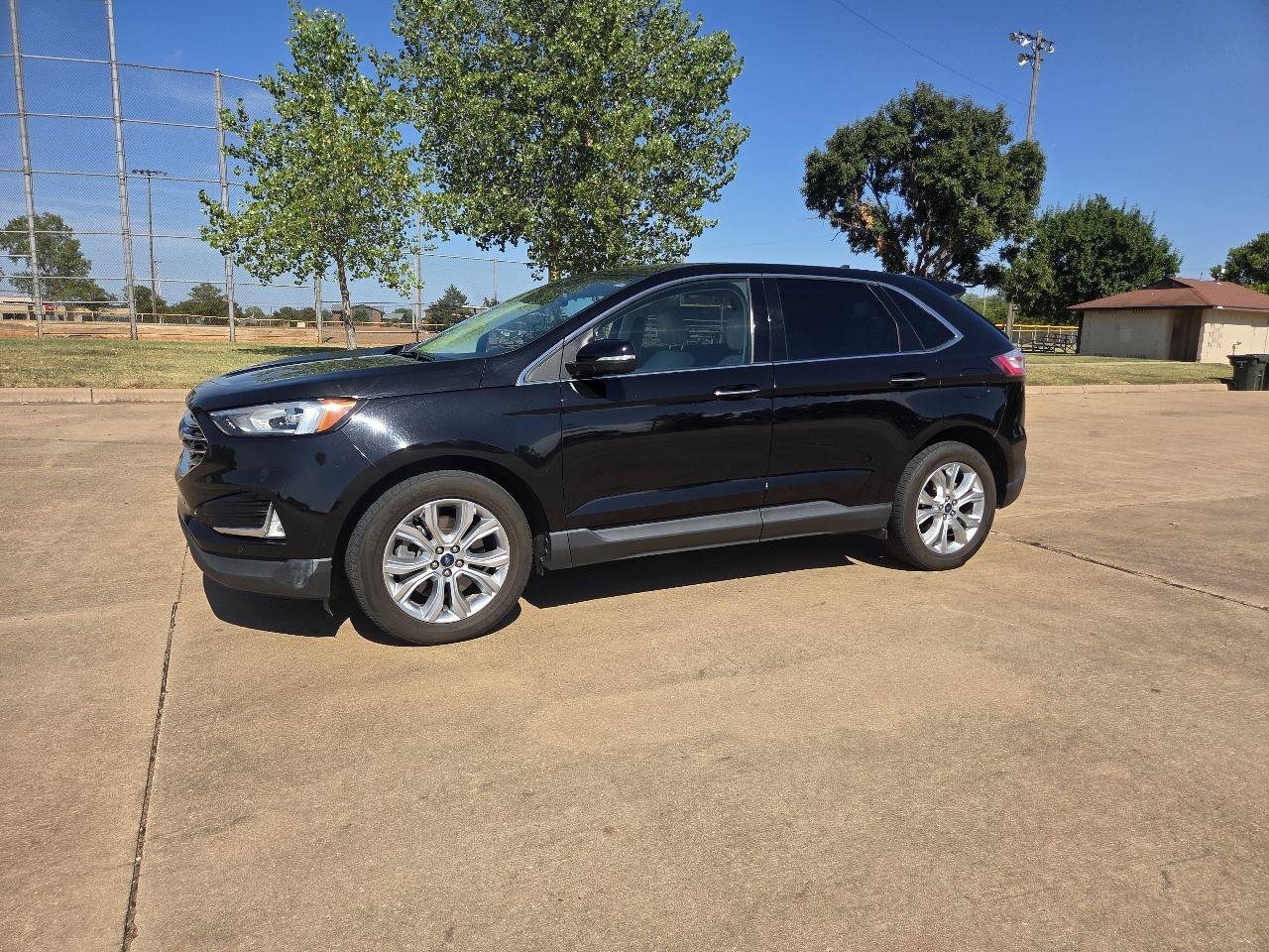 Used 2021 Ford Edge Titanium FWD image 2