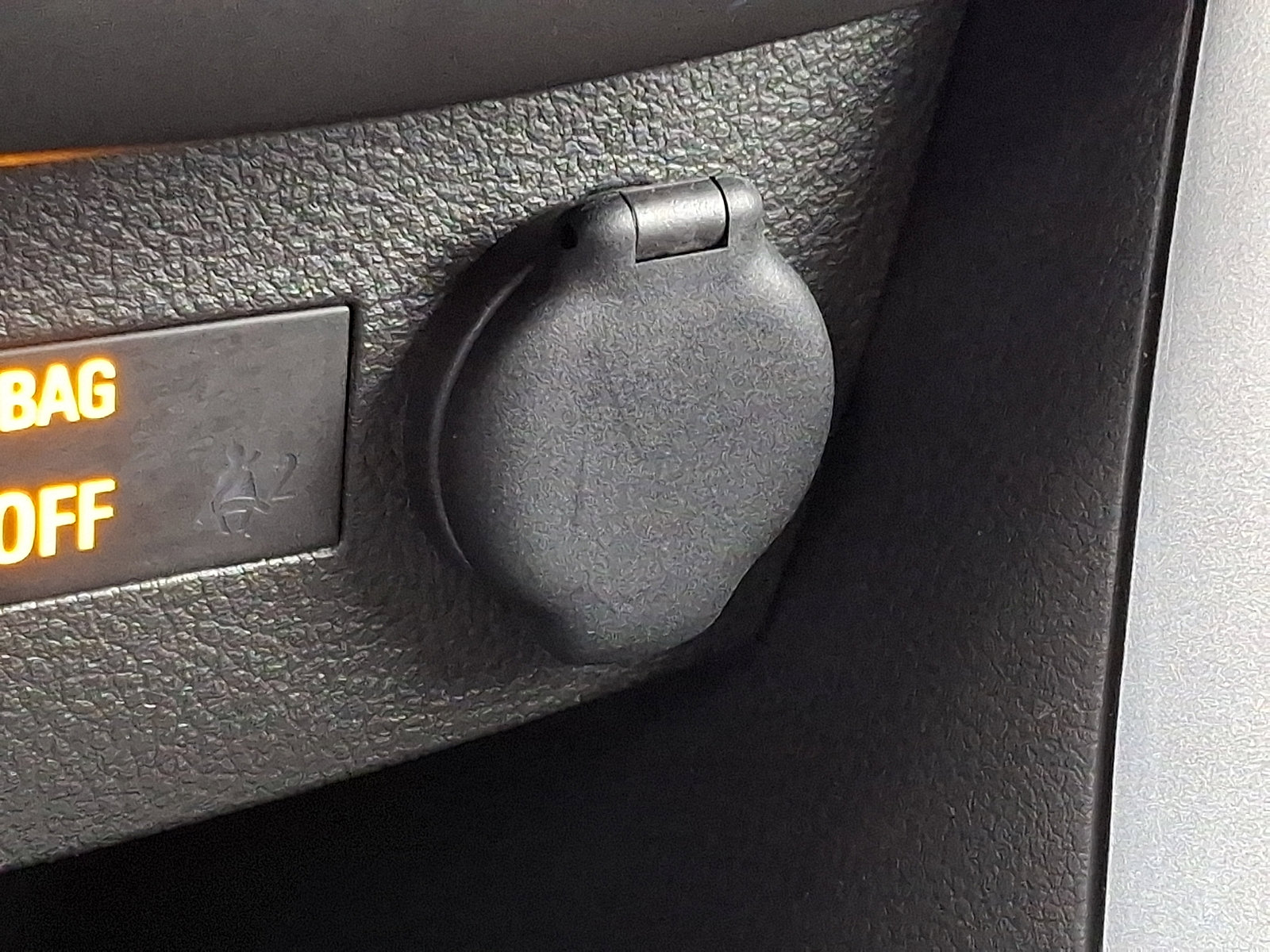 Used 2022 Chevrolet Trax LT w/ LT Convenience Package image 24