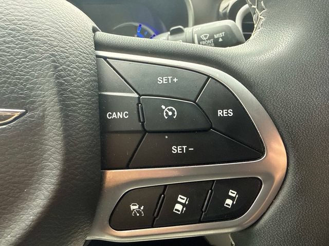 Used 2022 Chrysler Pacifica Touring-L w/ Uconnect Theater Family Group FWD image 26