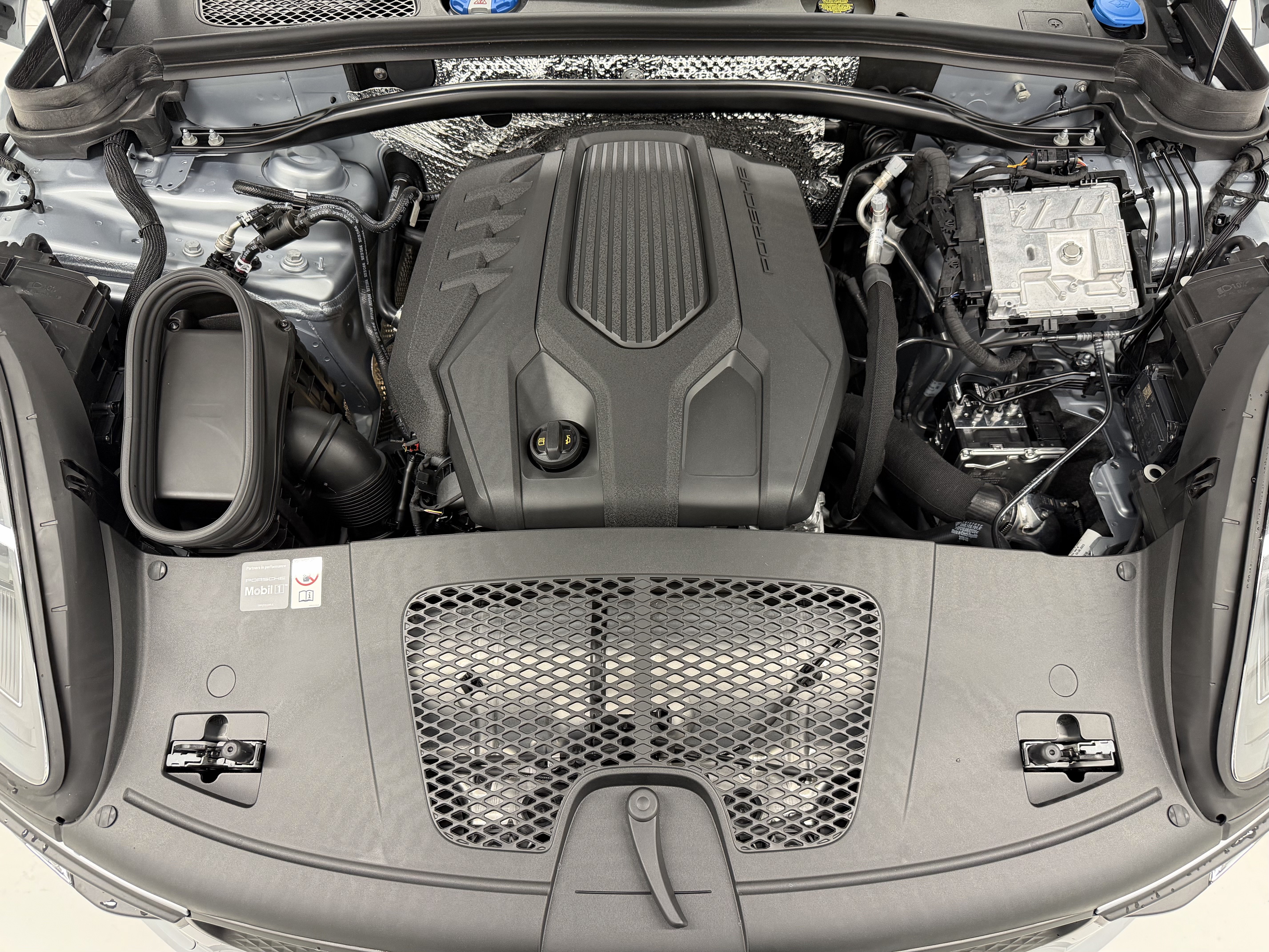 Certified 2026 Porsche Macan AWD/4WD image 60
