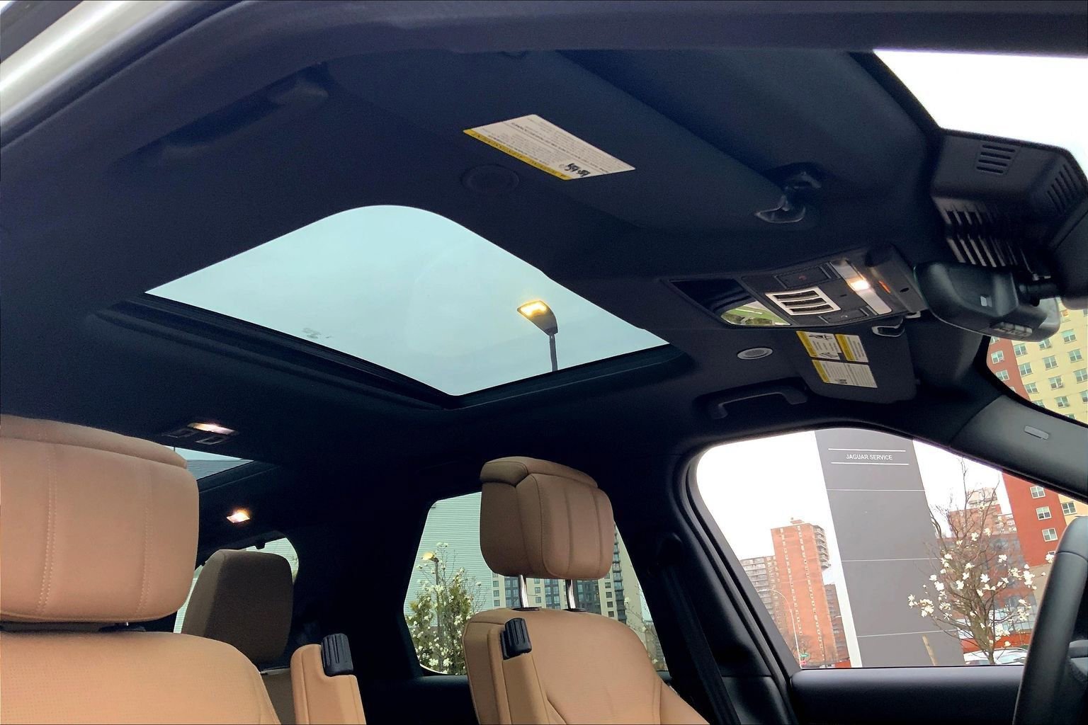 Used 2025 Land Rover Discovery Dynamic SE AWD/4WD image 14