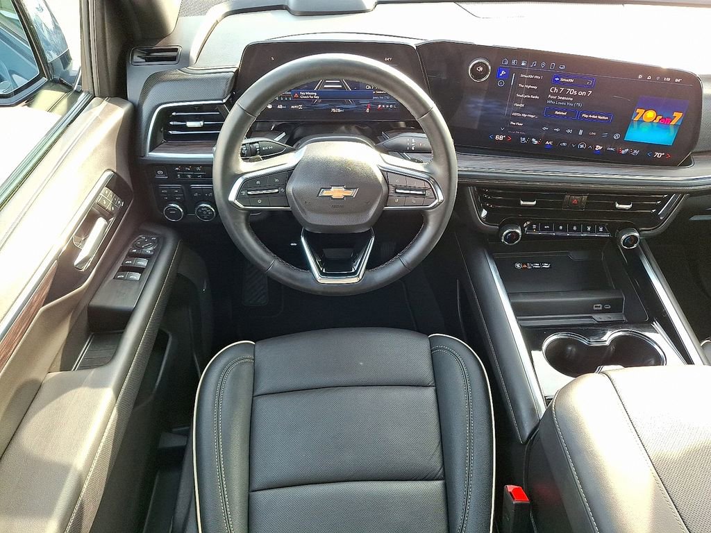 Used 2025 Chevrolet Suburban Premier image 2