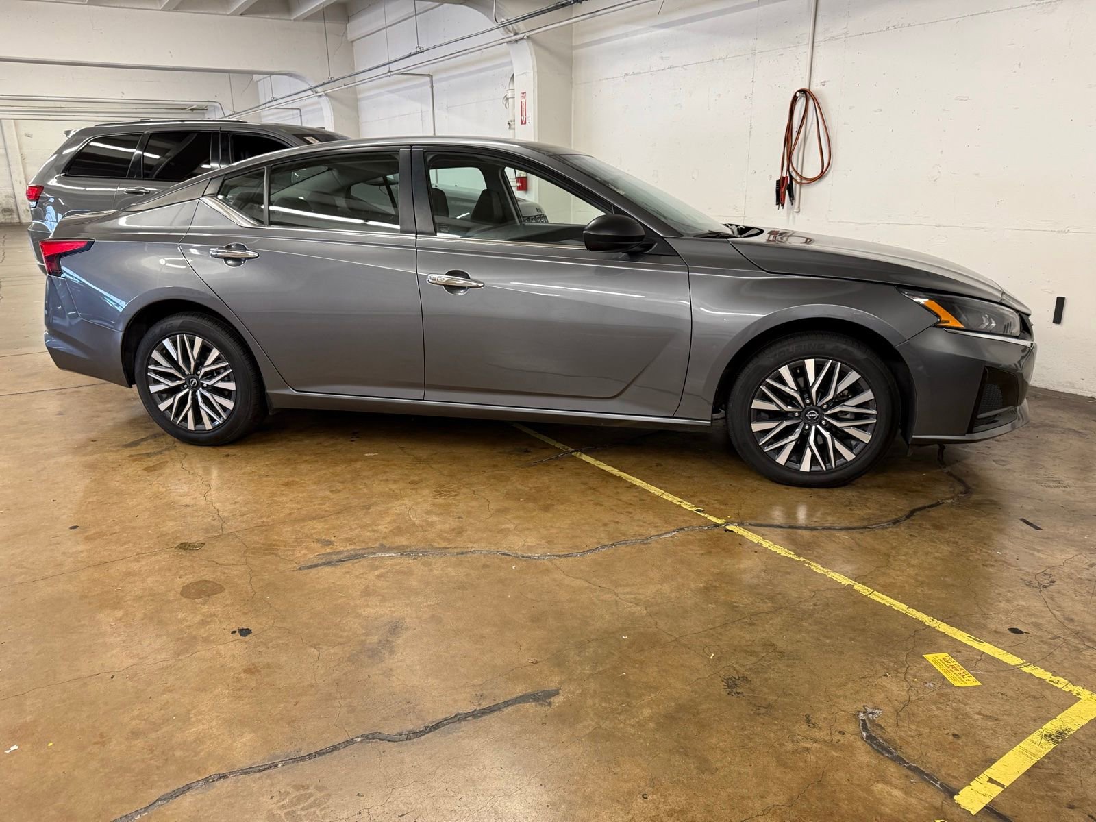 Used 2024 Nissan Altima 2.5 SV image 2