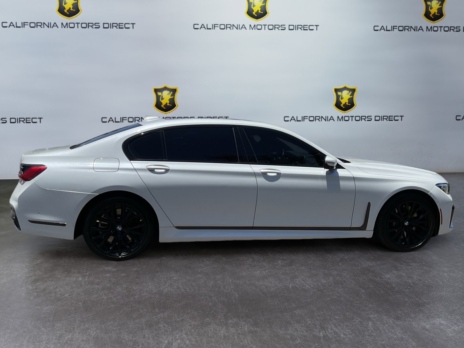 Used 2022 BMW 740i w/ M Sport Package RWD image 4