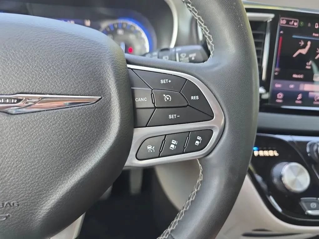 Used 2023 Chrysler Pacifica Touring-L FWD image 18