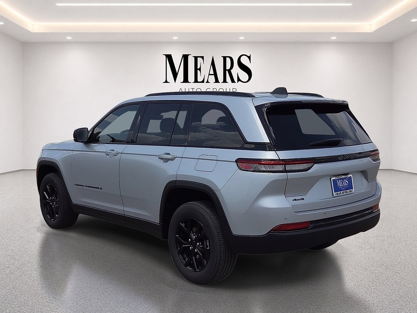 Used 2025 Jeep Grand Cherokee Altitude AWD/4WD image 3