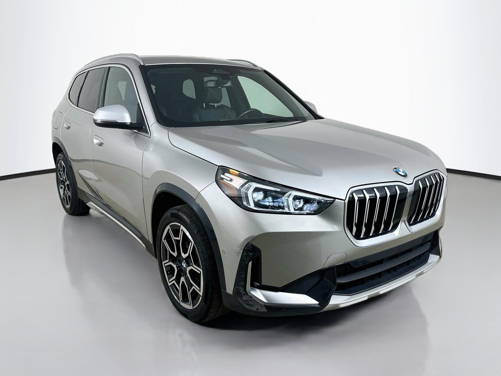 Used 2023 BMW X1 xDrive28i w/ Convenience Package AWD/4WD image 3
