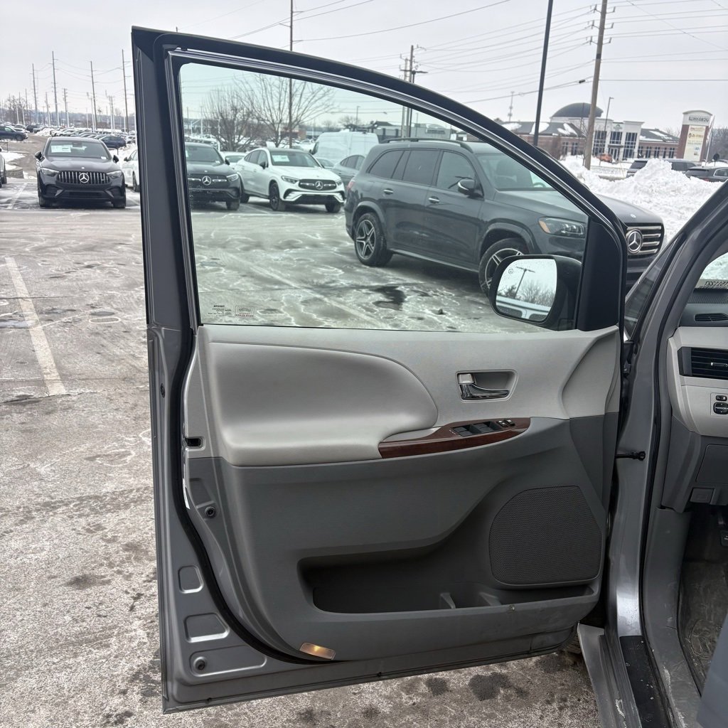 Used 2014 Toyota Sienna XLE image 15