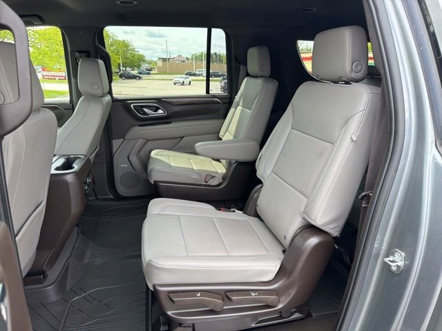 Used 2022 Chevrolet Suburban LT w/ Luxury Package AWD/4WD image 14