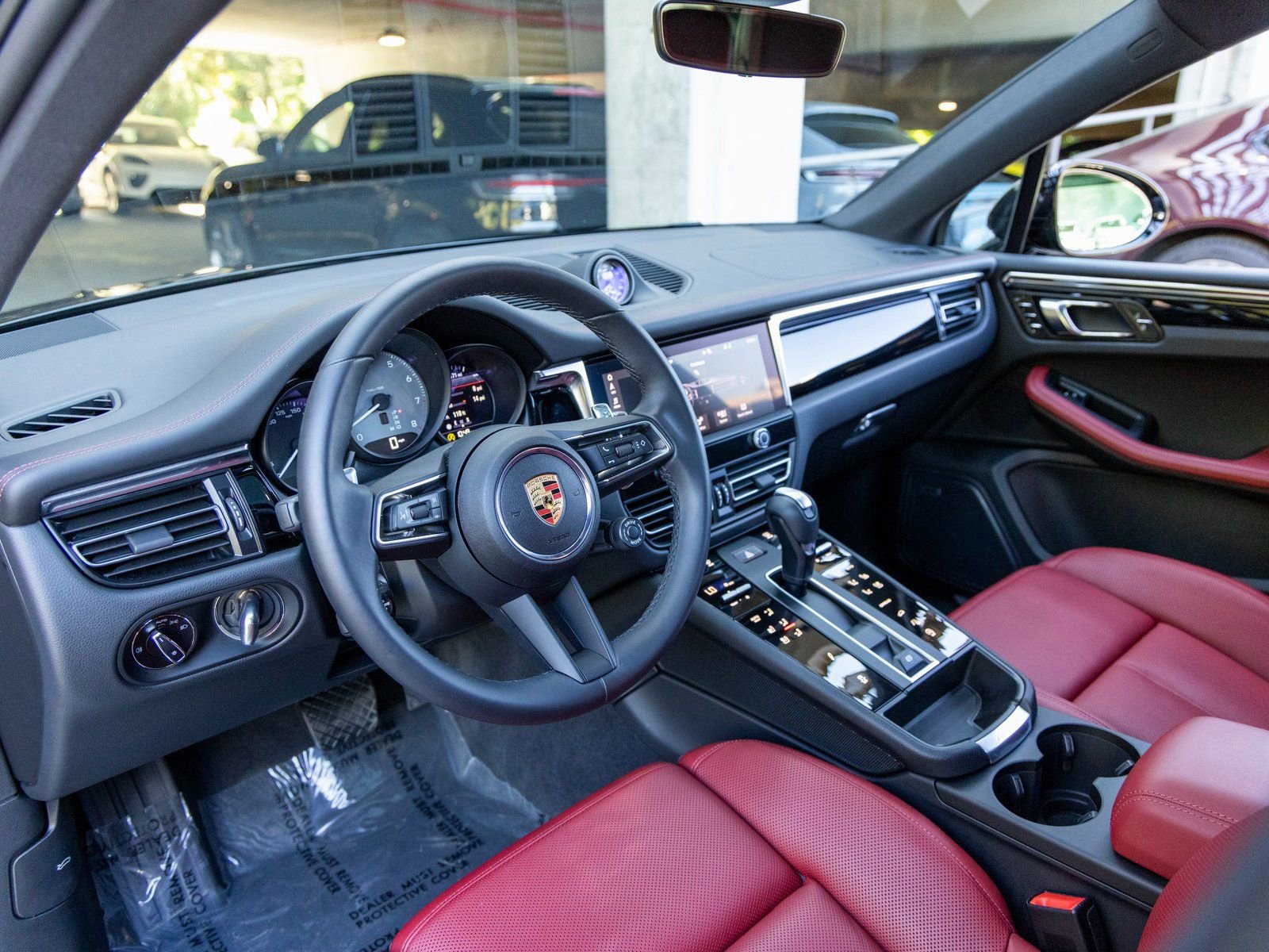 Certified 2025 Porsche Macan S image 4