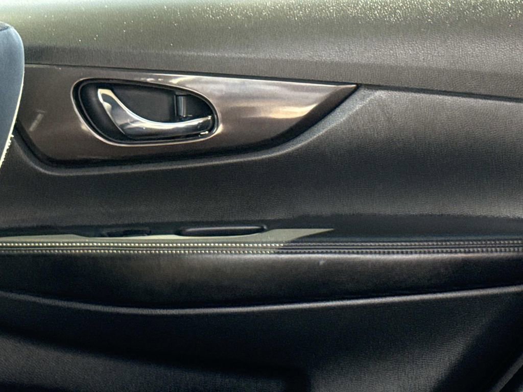 Used 2019 Nissan Rogue SV w/ Premium Package image 16